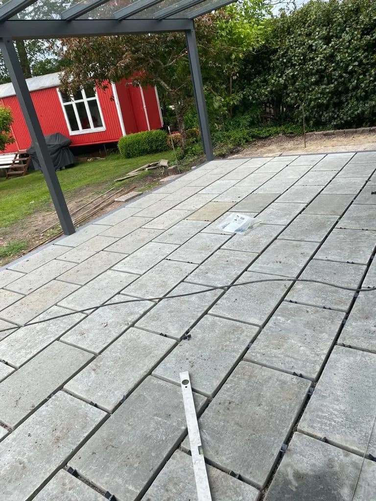 Natursteinterrasse mit Bepflanzung